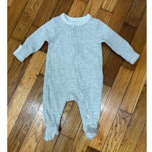 PRE-OWNED - Old Navy Grey Zip-up Onesie Size 0-3 Months